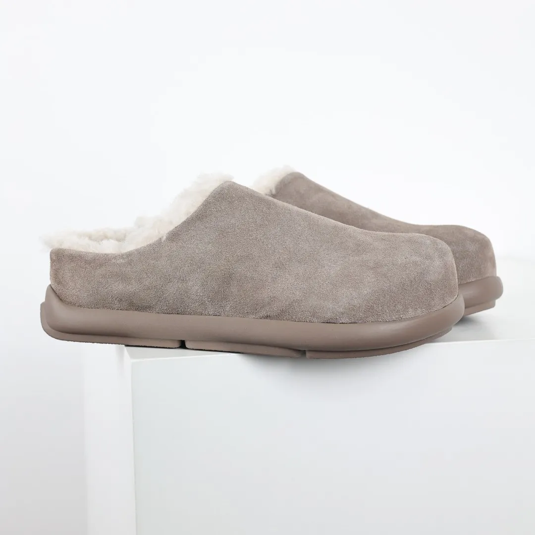 Pick up locally💰560 Core recommendation Good price Independently developed original outsole and cashmere insole to keep you warm in winter and suitable for home use. In the new year, uug launched a style series, which is partially geared towards the preferences of young consumers and has also moved to the forefront of fashion trends. Shoe body material Water-repellent coated suede upper 17 mm UGGPURE™ implanted wool insole Lightweight non-slip comfortable rubber outsole With brand LOGO trademark Comes with a full set of packaging Size: 35 36 37 38 39 40 41 42 43 44
